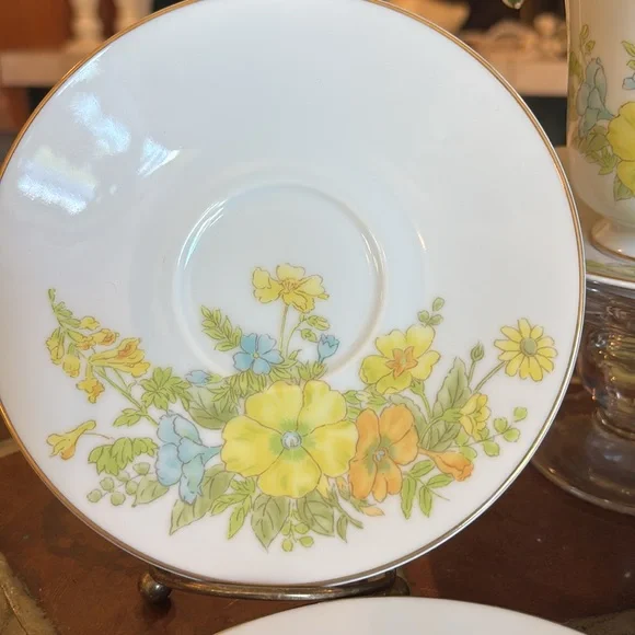 Ekco Cups and Saucers Spring Bouquet Pattern - Picture 4 of 14